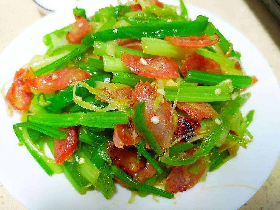 超下饭的香芹炒腊肠的做法
