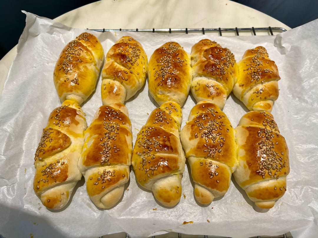 咸香黑芝麻盐面包