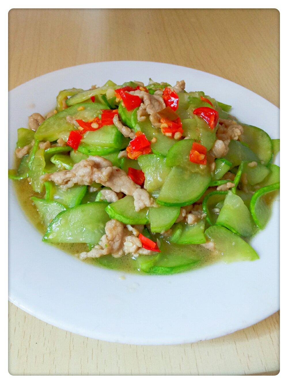 爱烘焙的奶奶做的黄瓜炒肉片