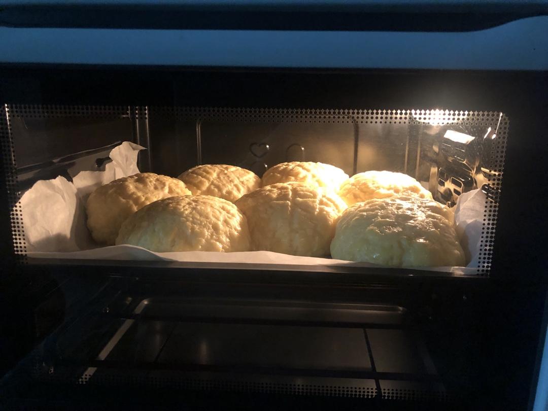 好吃到炸裂的港式菠萝包（附带制作酥皮的小视频）