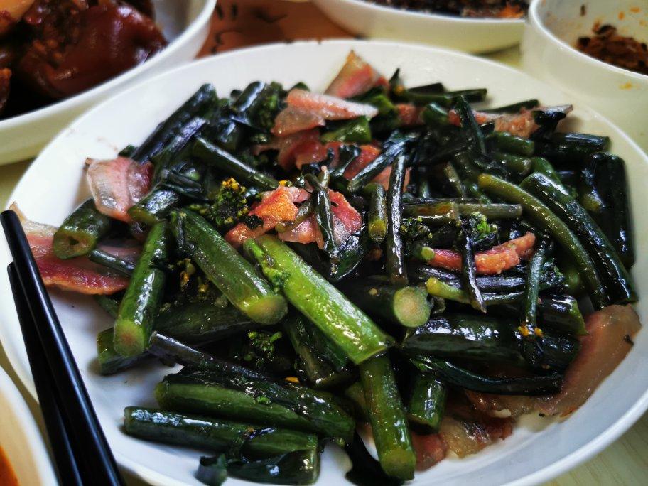 菜苔炒腊肉（紫菜苔红菜苔）