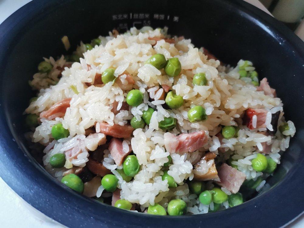 腊味豌豆酱汁饭(香肠、咸肉、火腿）