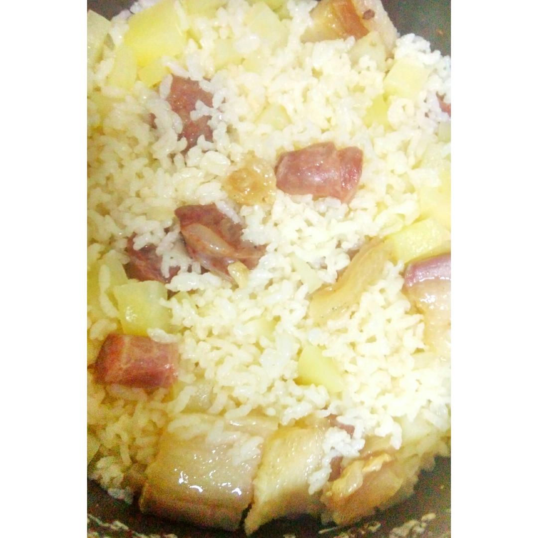 腊肉土豆焖饭，砂锅版本也可用电饭煲或铸铁锅煮饭