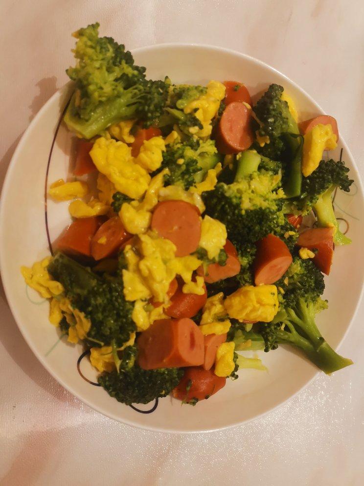 {☀快手晚餐☀}火腿肠滑蛋西兰花