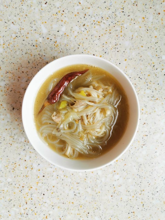 金针菇肥羊卷红薯粉丝汤（汤鲜且没有羊膳味）