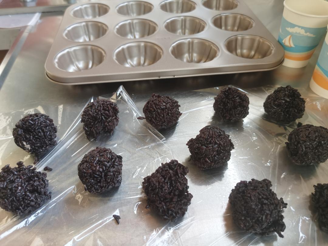软软萌萌的紫米小面包