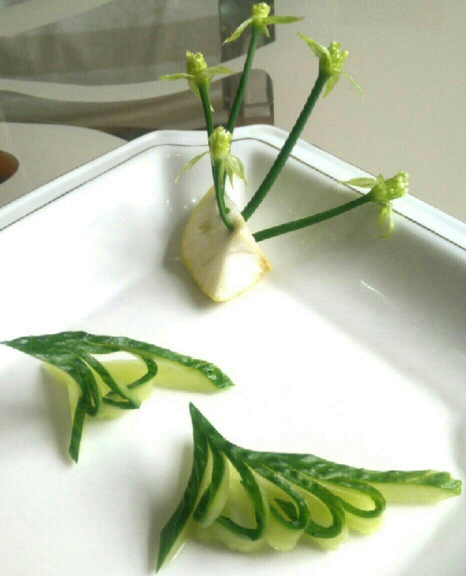 黄瓜盘饰（附带胡萝卜树叶做法）