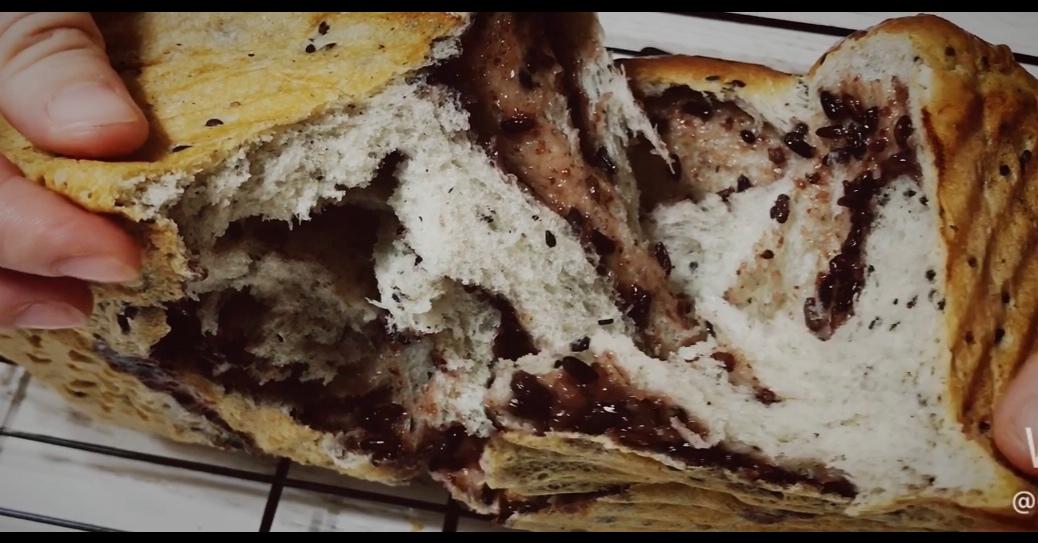 某宝热搜第一的紫米面包，秋天最滋补！