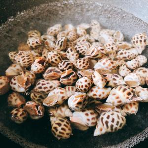 一个菜谱学会两道菜：辣炒花螺、干锅花螺。的做法 步骤3