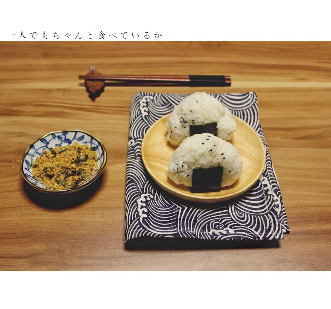 咸蛋金枪鱼饭团