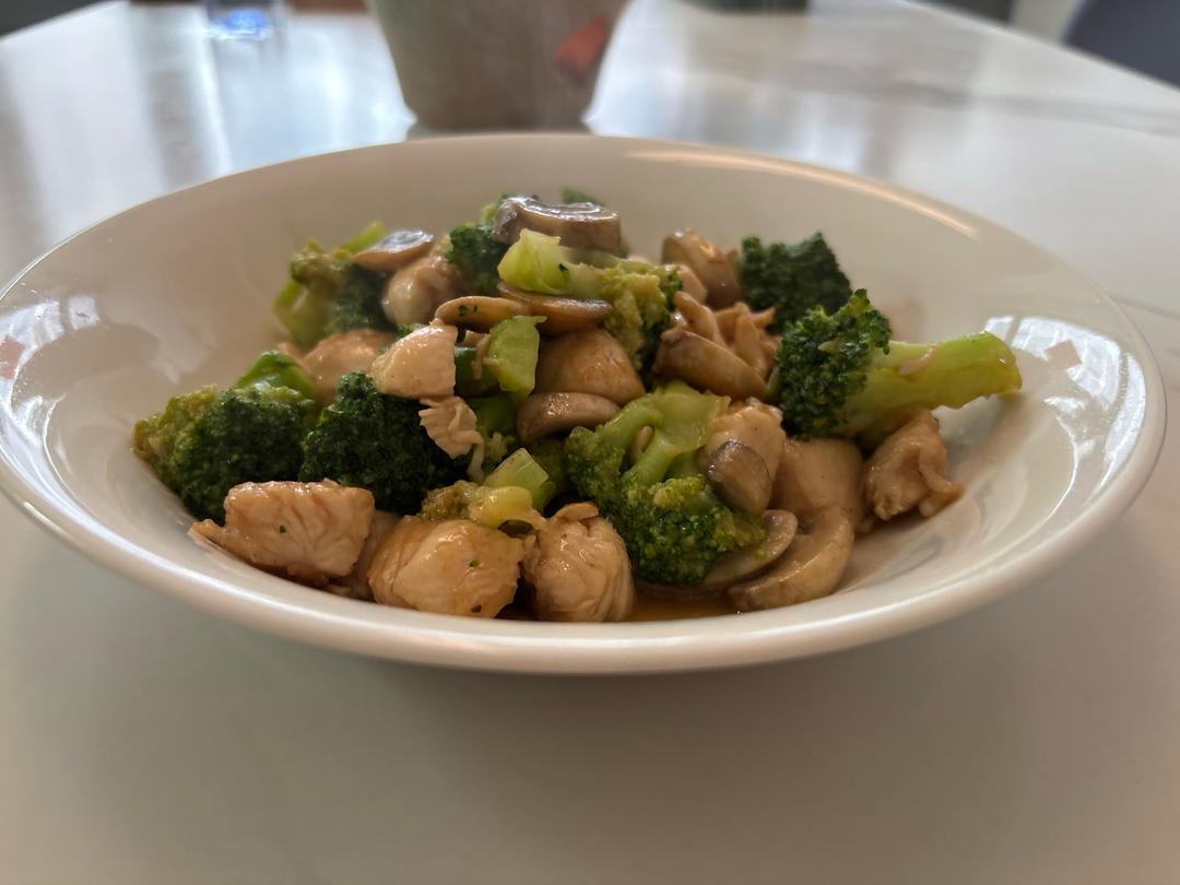 减脂餐～鲜美爽口的西蓝花炒口蘑