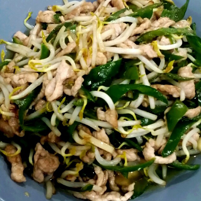 豆芽炒肉片