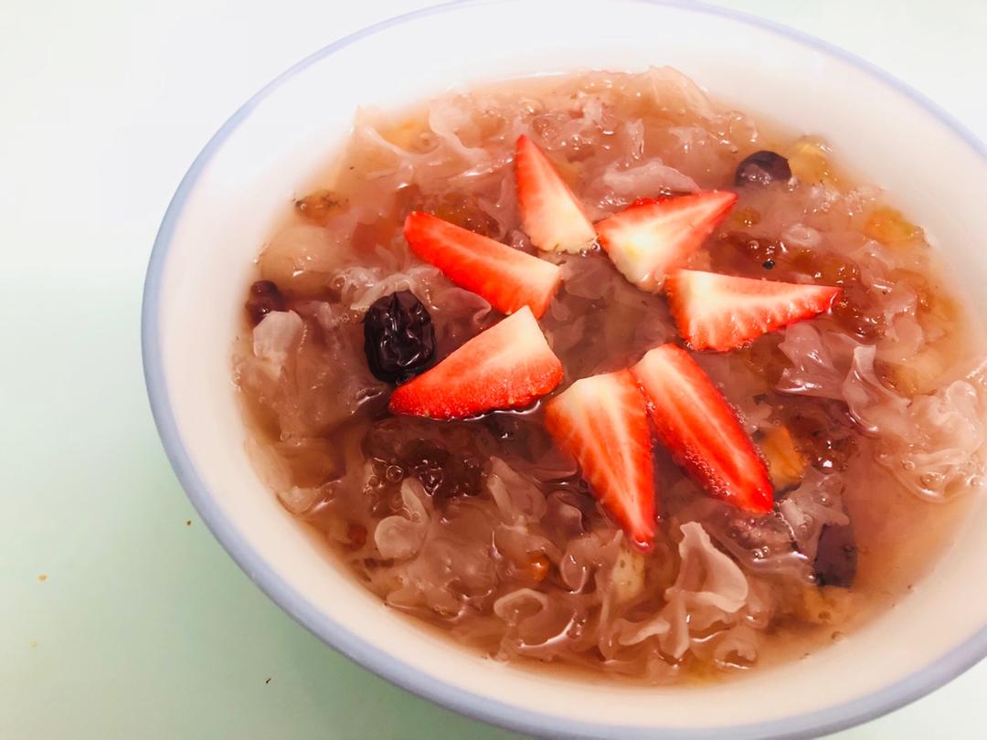 桃胶银耳红枣羹