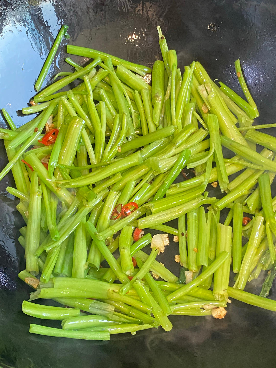 今年才知道，原來粗的空心菜要這么炒！的做法 步驟4