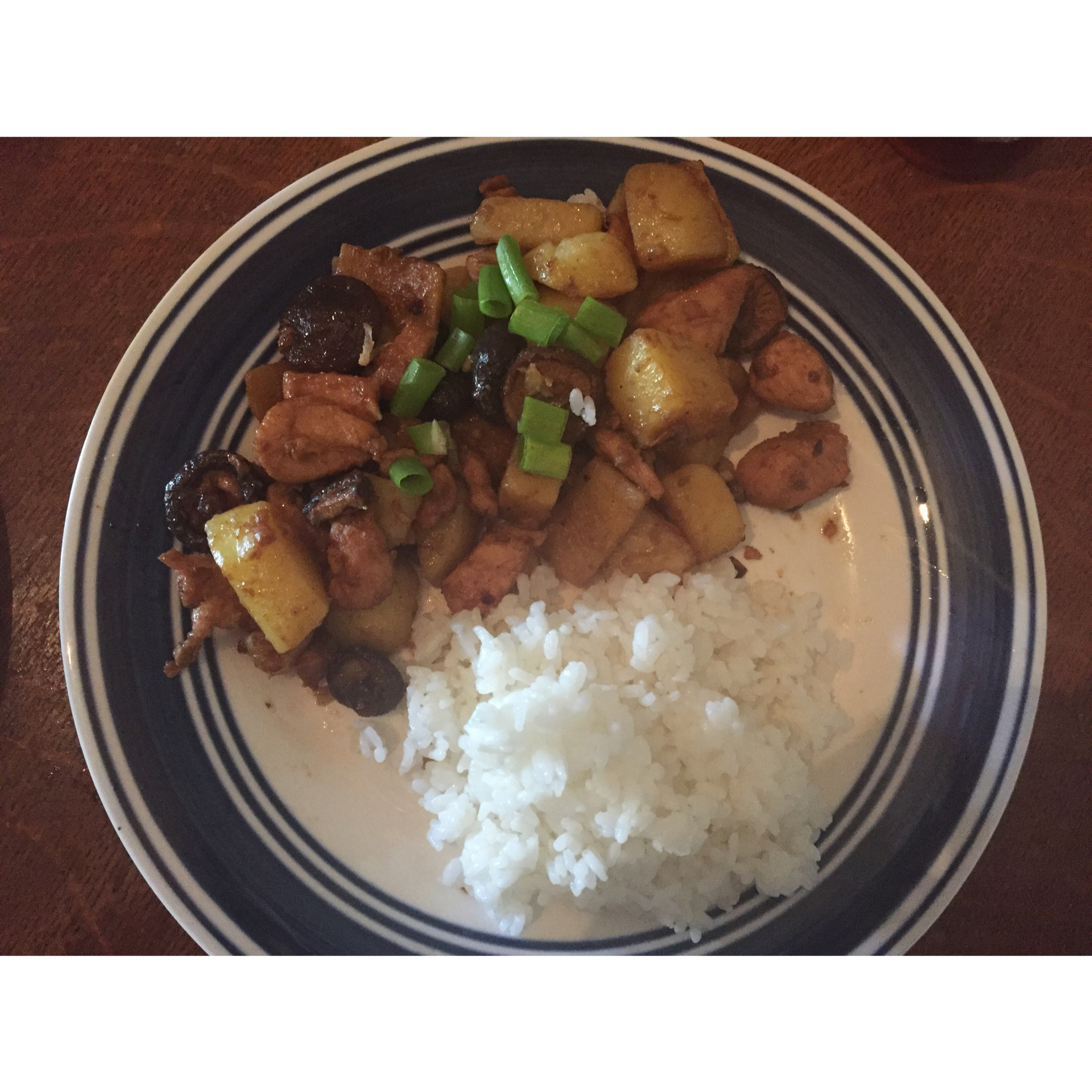 香菇土豆炖鸡肉