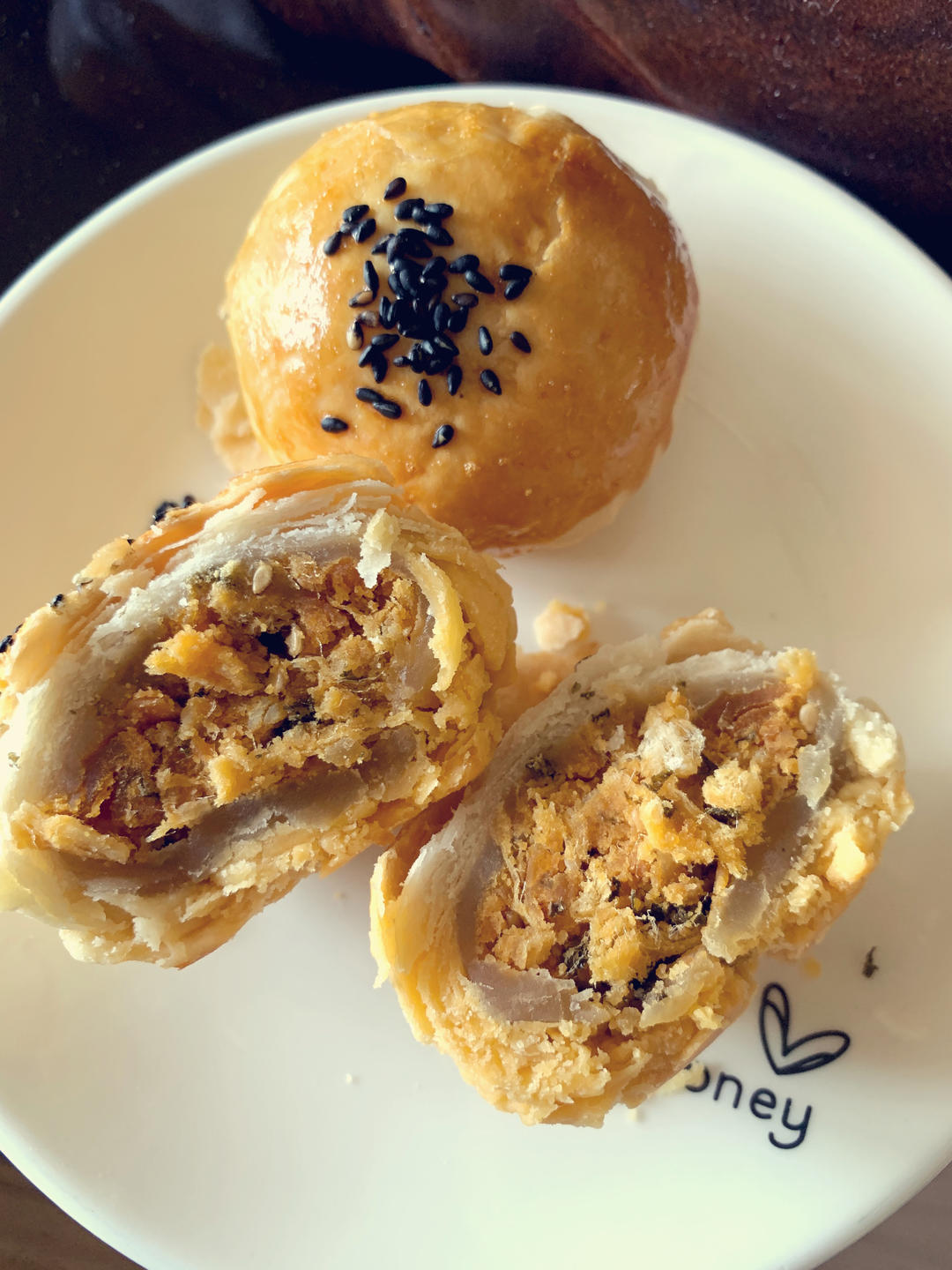 晶沙蛋黄肉松酥