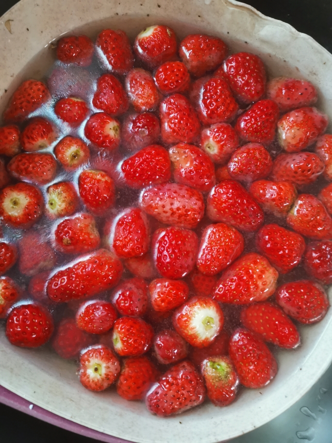 减脂自制无蔗糖无添加草莓酱，消耗剩余草莓的做法 步骤1