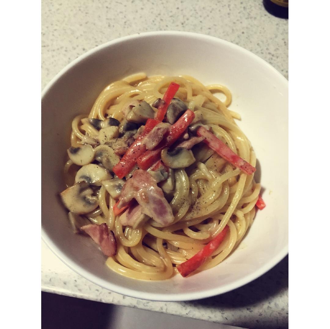 白蘑菇奶油培根意面