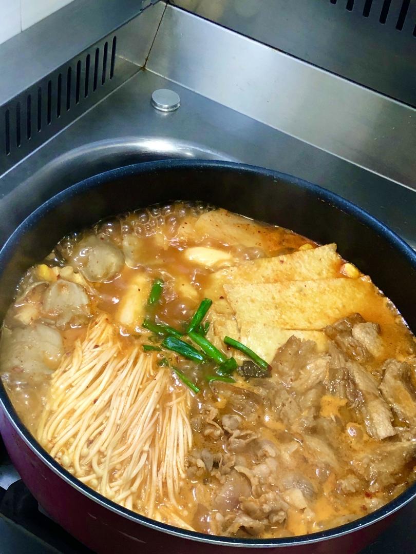 韩剧里的美食毒药-五花肉金针菇年糕嫩豆腐泡菜锅