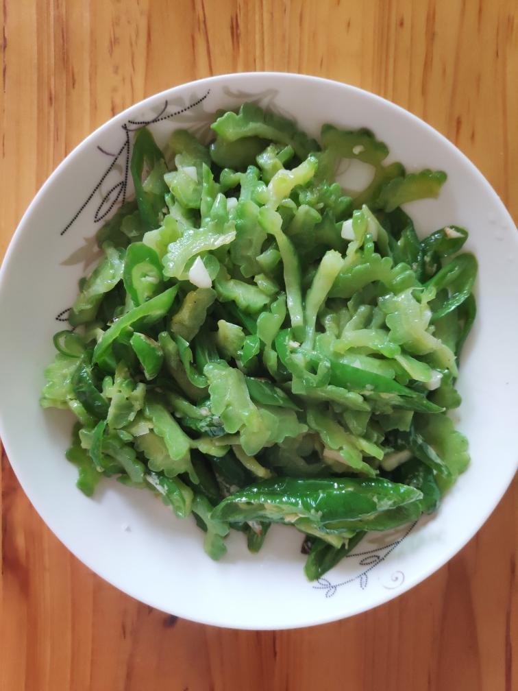 苦瓜炒辣椒
