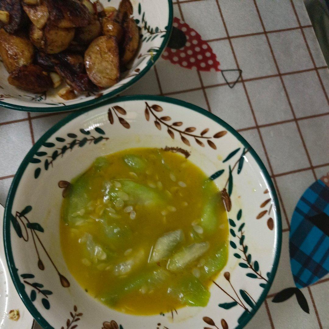 素炒丝瓜|这样做绝了！简单又好吃！
