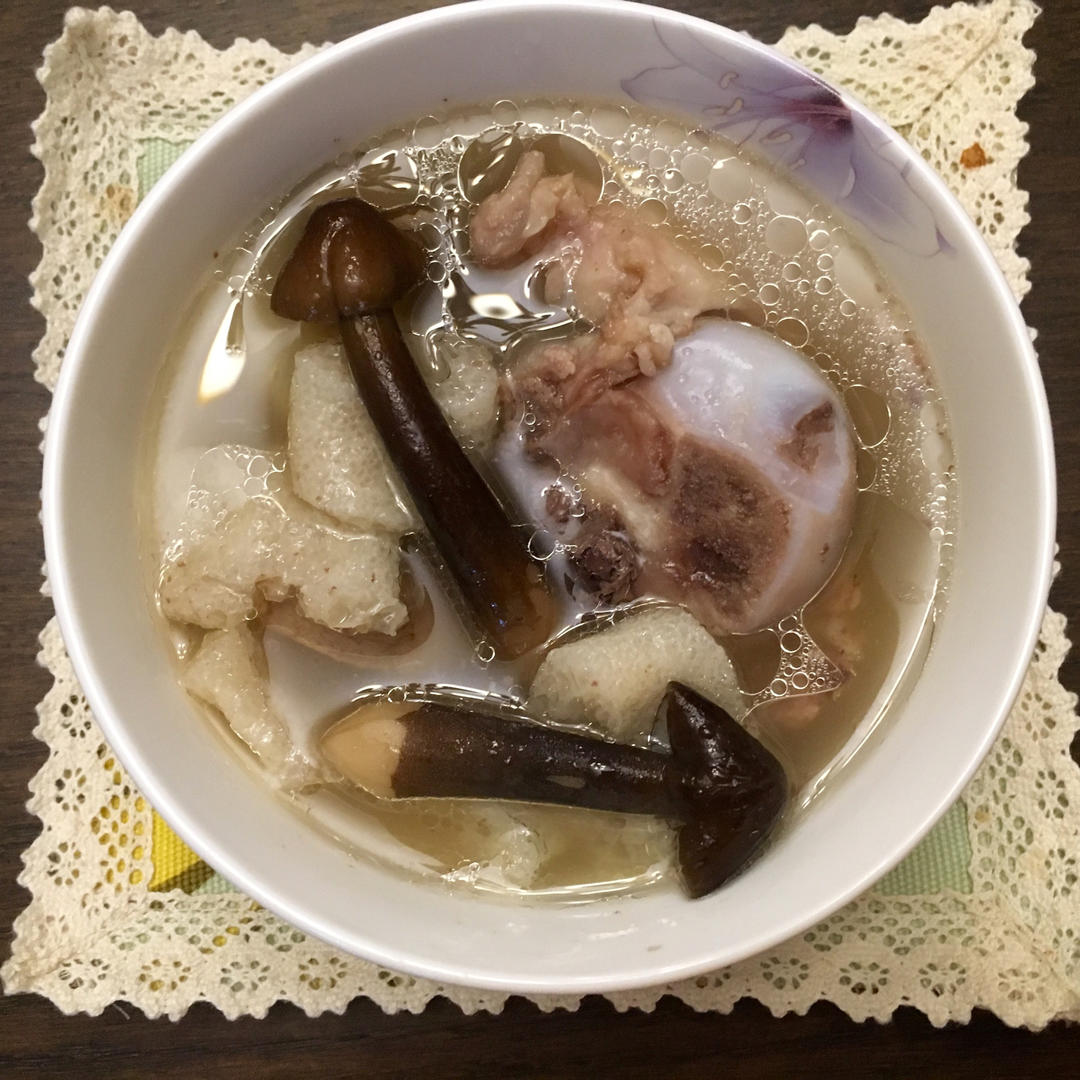charlotte188做的黑鸡枞排骨汤
