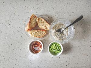 创意快手低脂：俄式酸黄瓜酸奶酱培根开放三明治的做法 步骤7