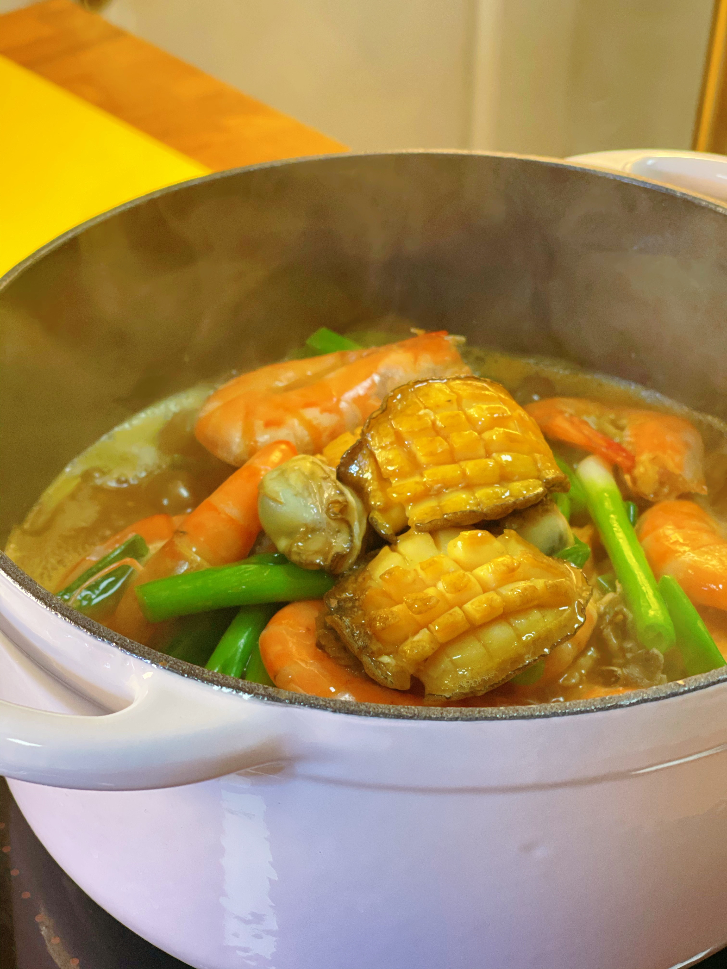 葱姜焗海鲜煲的做法