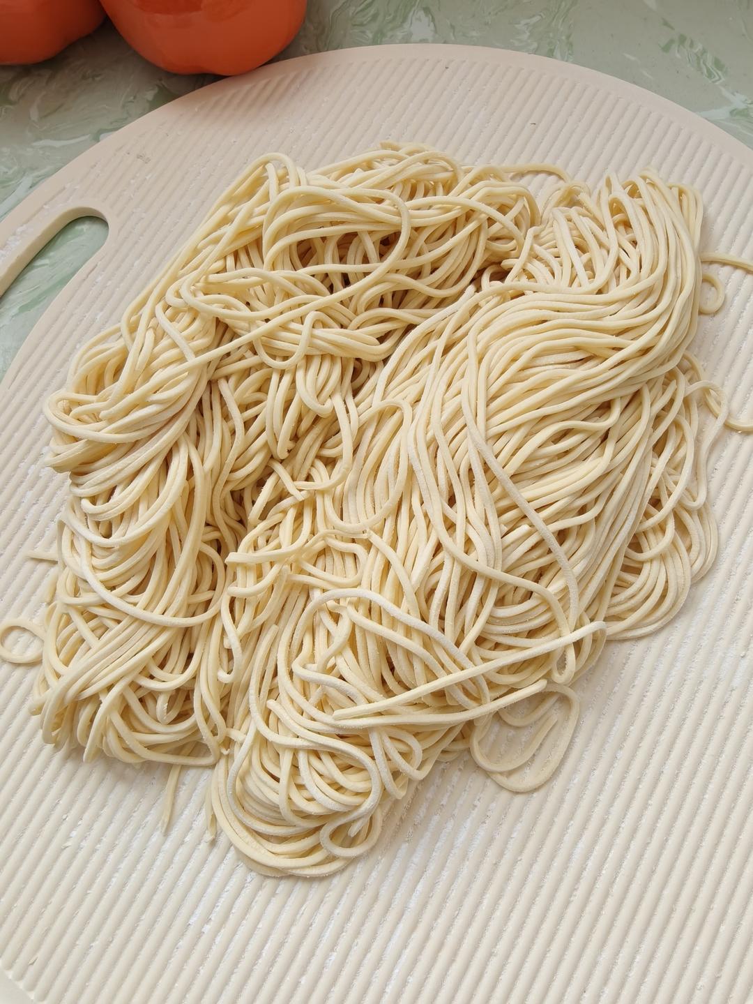 【爽滑筋道的自制面条】（鸡蛋面、菠菜面和胡萝卜面）-面面俱到，家的味道