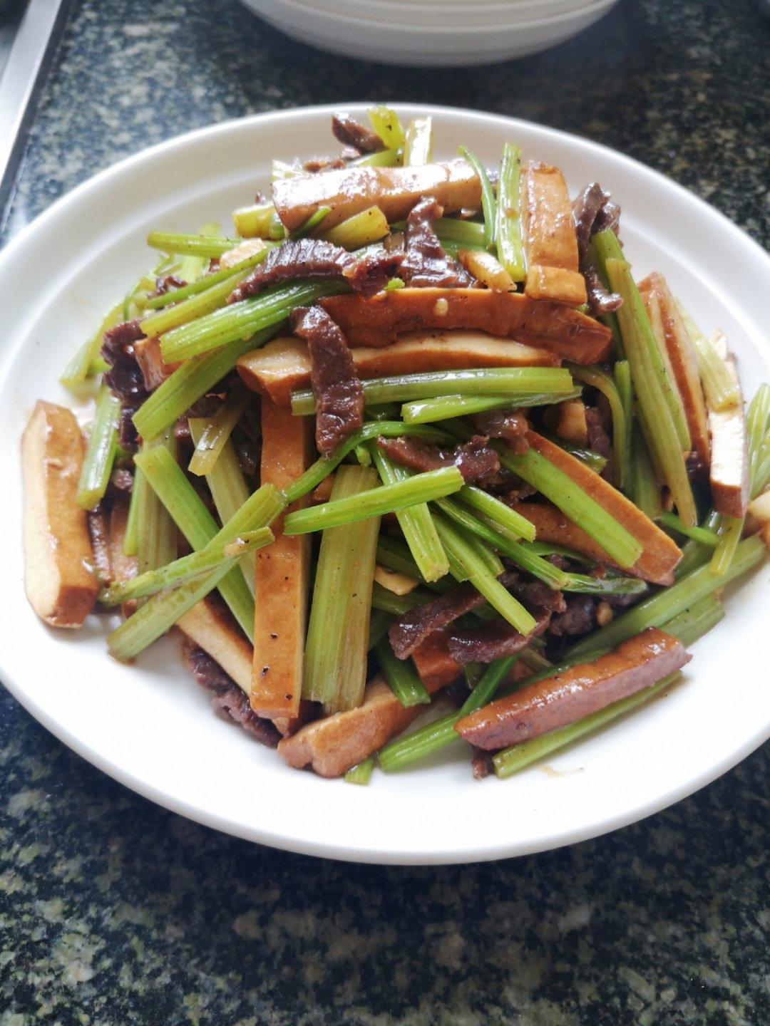 蓬安安做的芹菜香干炒肉