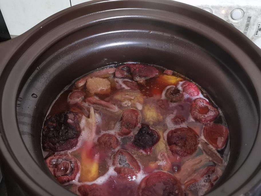 红菌煲鸡  月子汤,女人补血靓汤的做法