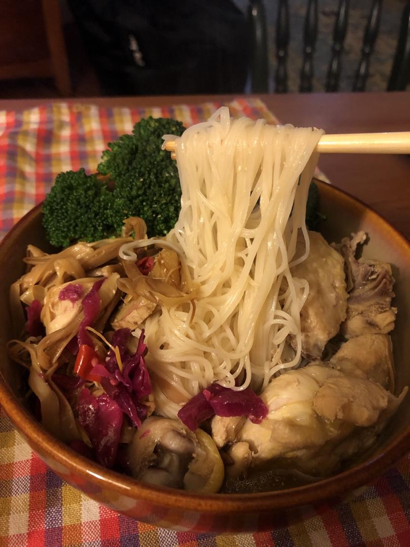 麻油鸡面线：美味滋补