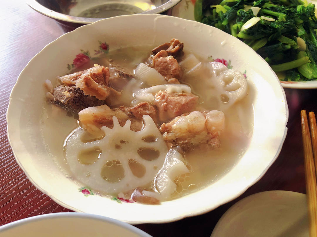 秋冬滋补——莲藕花生排骨汤（内附超香蘸料做法！）