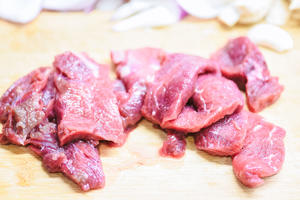番茄红烩牛肉饭的做法 步骤4