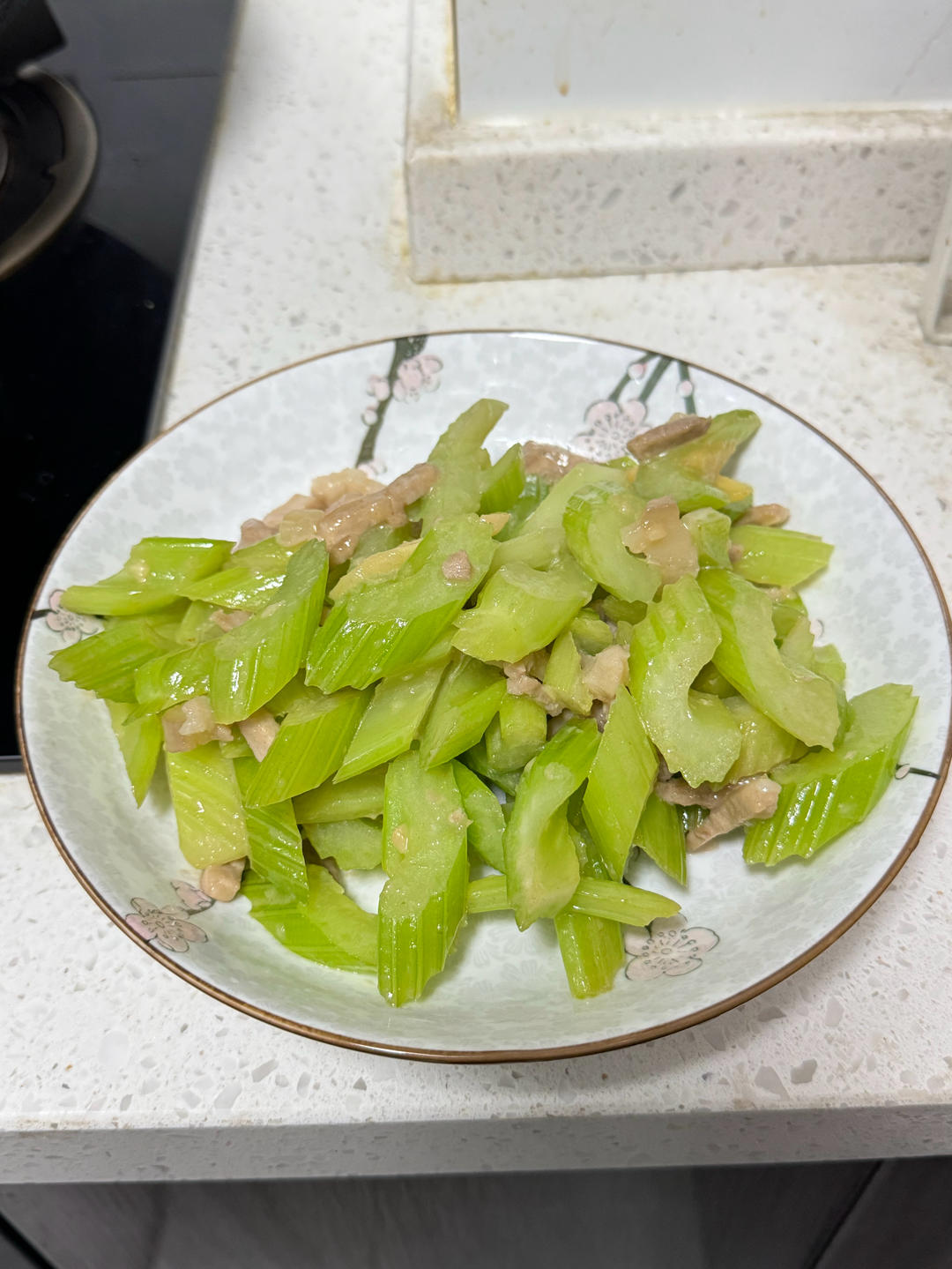 芹菜炒肉丝，晚餐吃不腻的家常小炒！