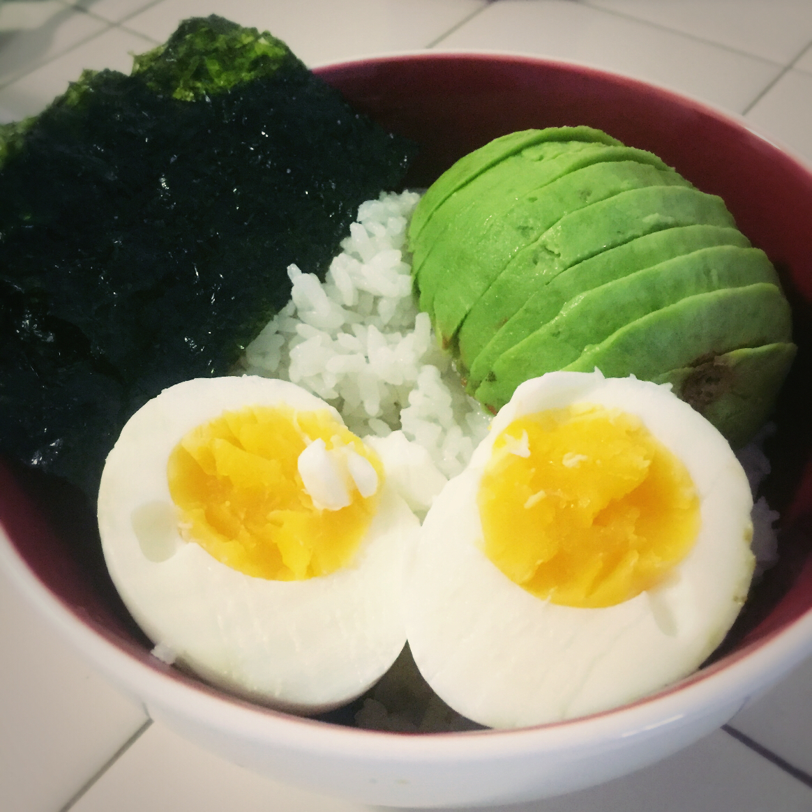 一人食牛油果溏心蛋拌饭