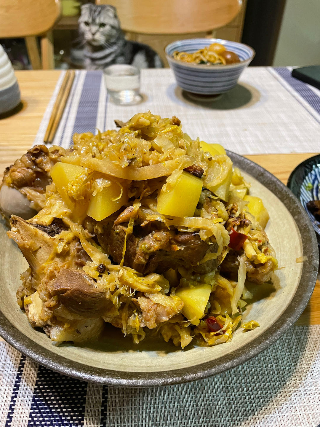 猪骨头烩酸菜(内蒙古巴彦淖尔特色菜)