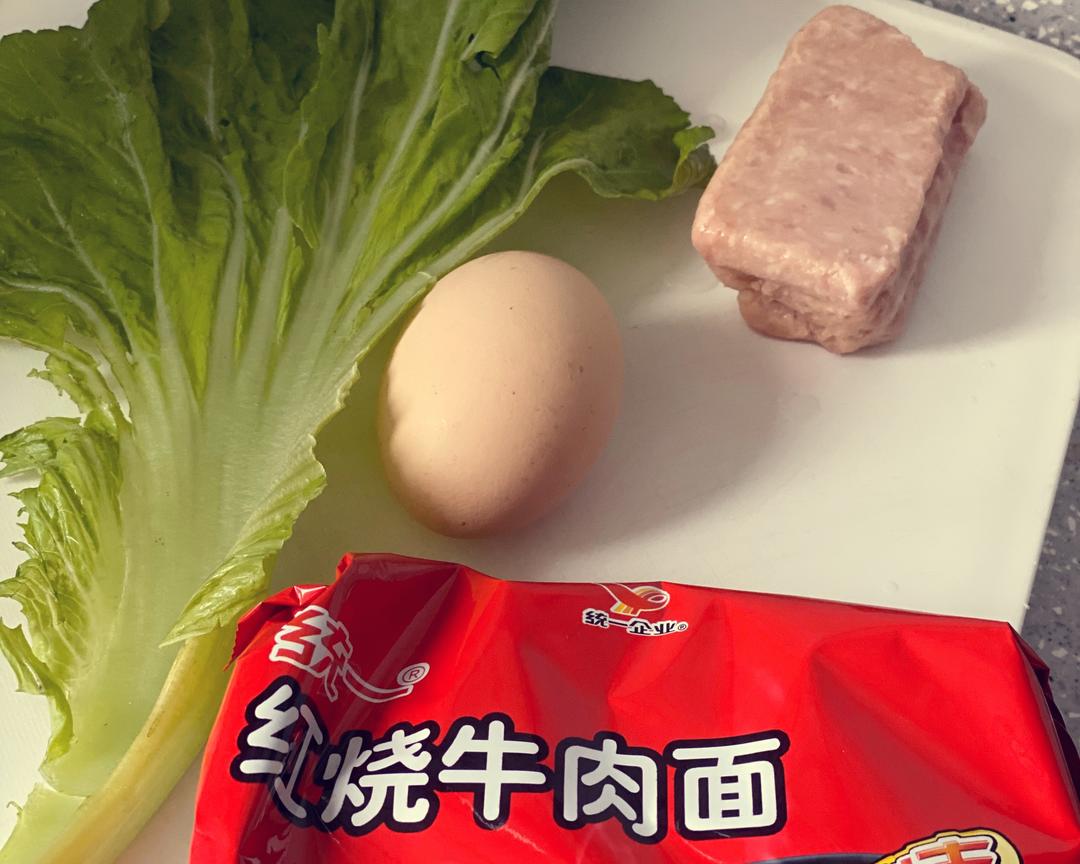 ㊙️自制懒人红烧牛肉味炒泡面🍜的做法 步骤1