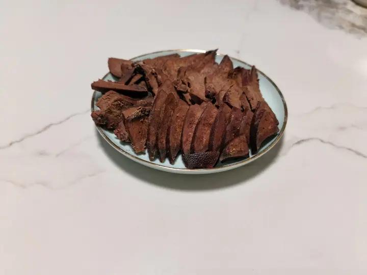 厨师长教你：“盐焗猪肝”的家常做法，干香浓厚，好吃没腥味