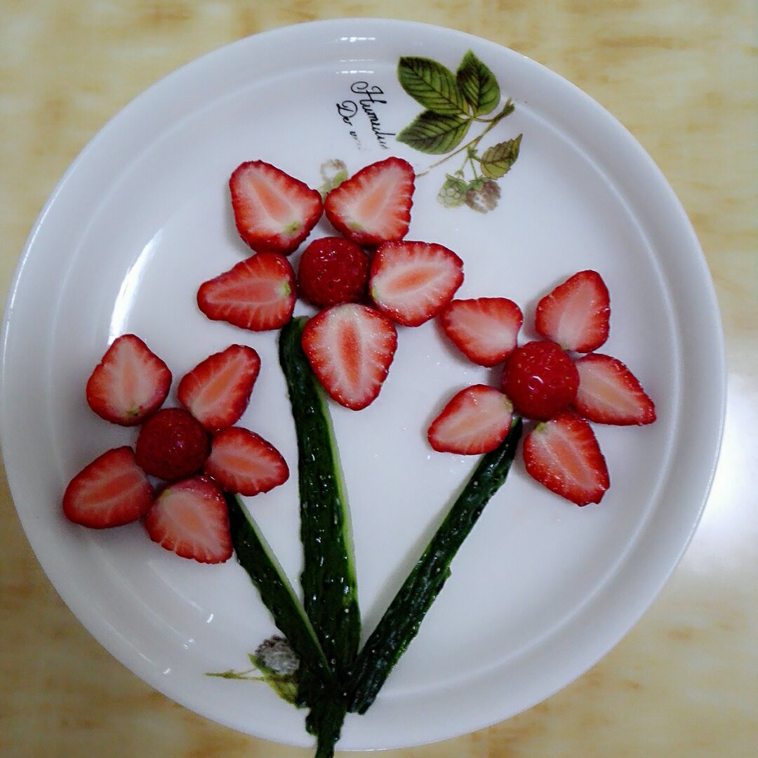 李旭尧妈妈做的草莓果盘给冬天来点颜色