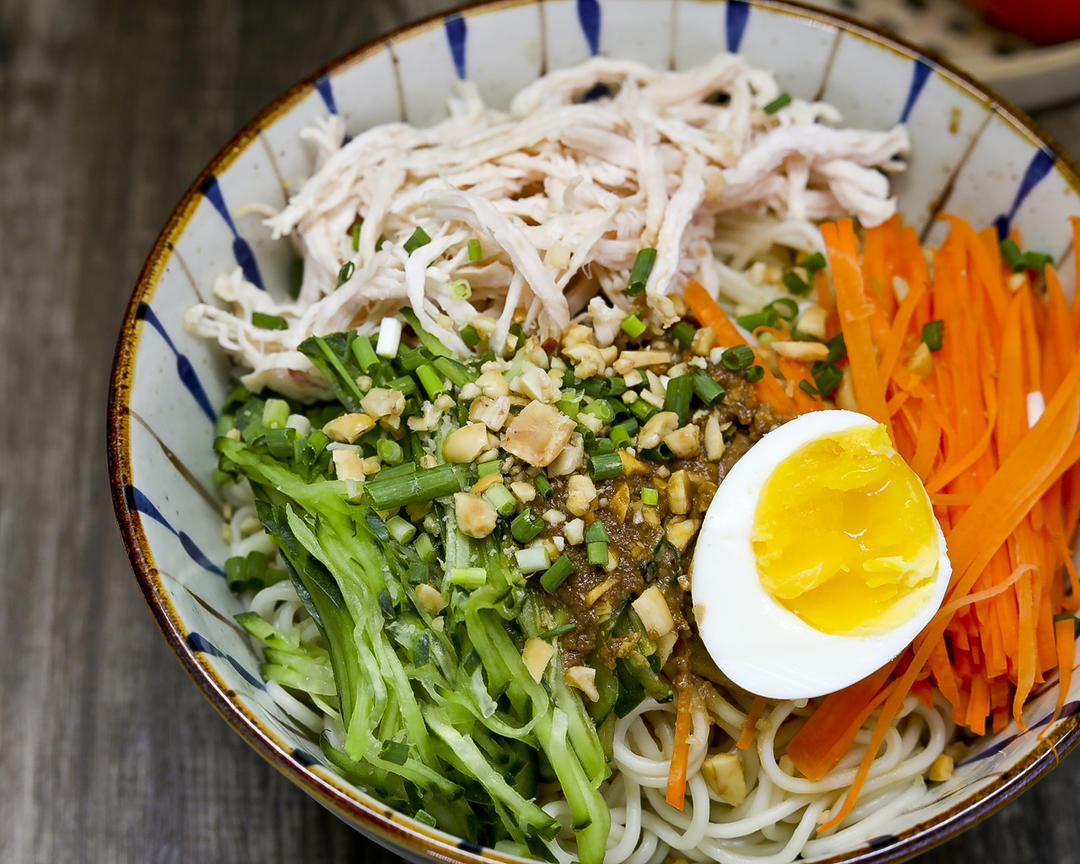 夏至丨鸡丝凉面的做法