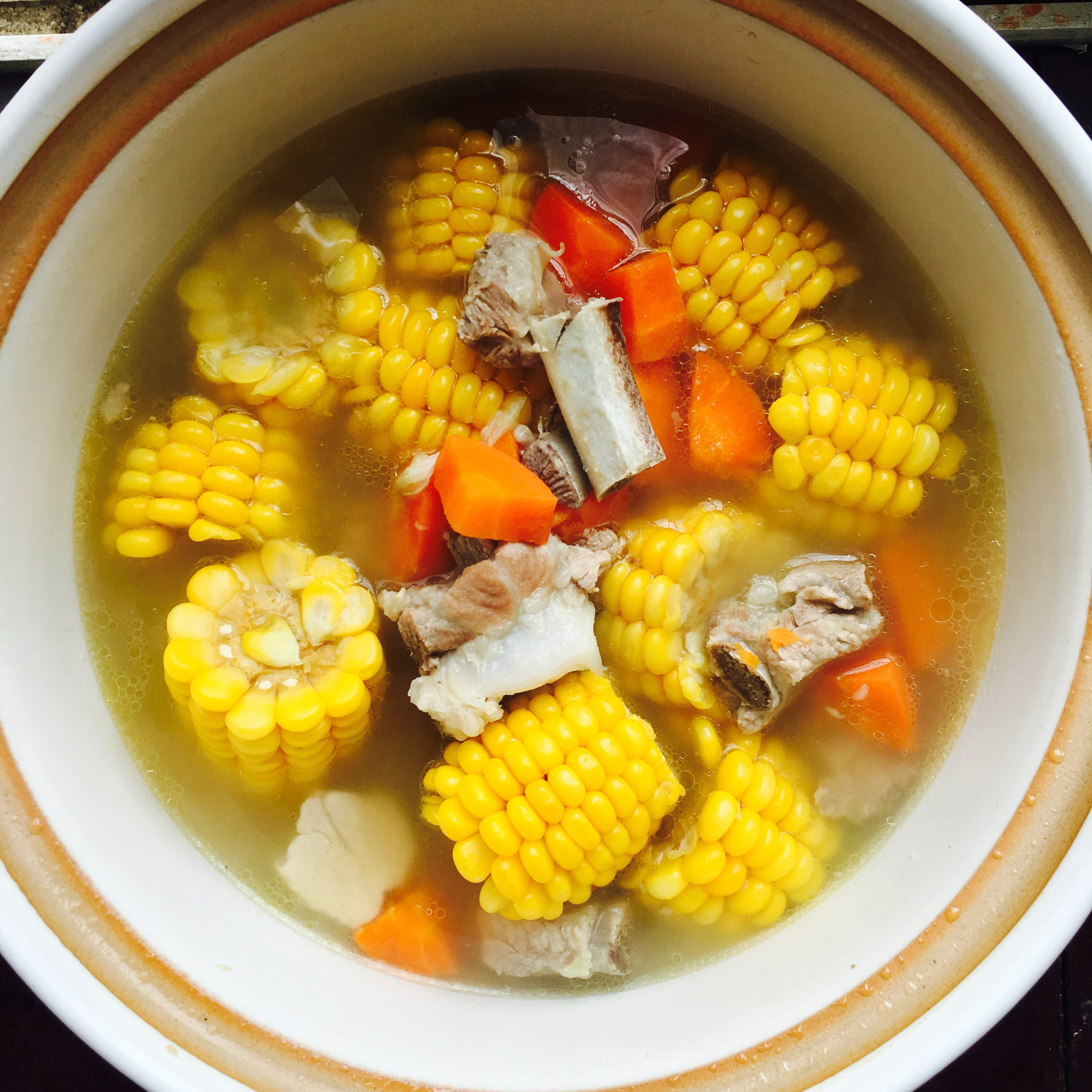胡萝卜玉米排骨汤