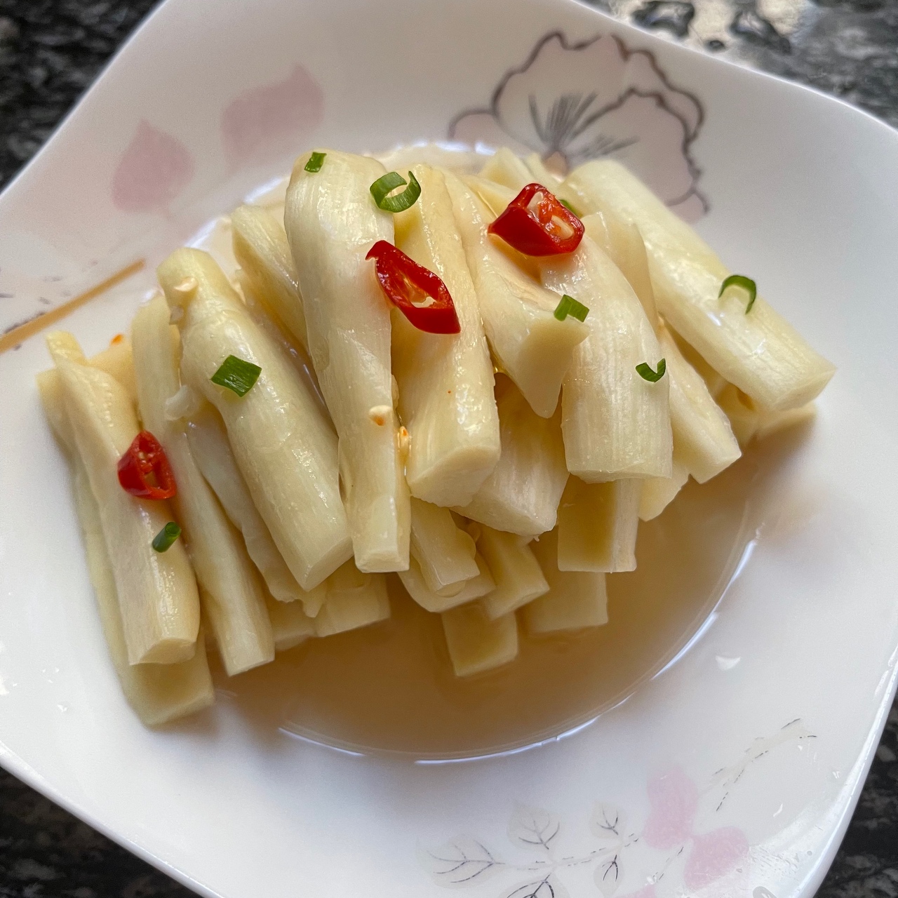 🔥宁波人的家常菜 腌茭白 咸中带着茭白的甘甜的做法