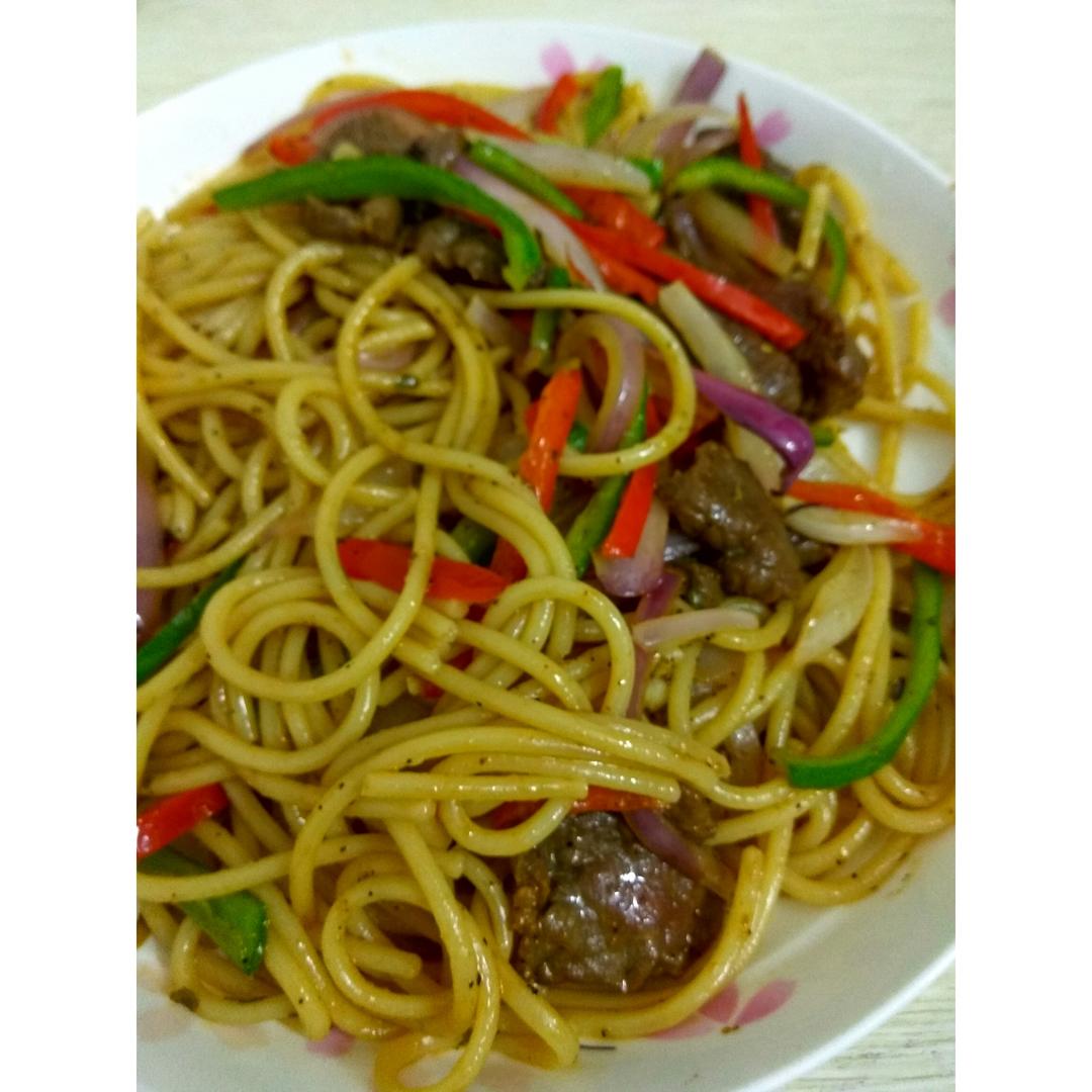 黑椒牛柳炒意面