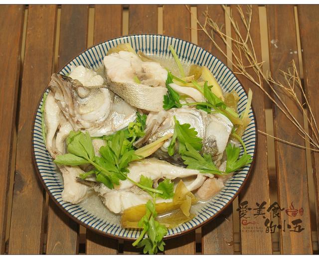 夏季的鲈鱼鲜美肥嫩，用潮汕贡菜做配菜，更能品尝到鱼肉的鲜与嫩的做法