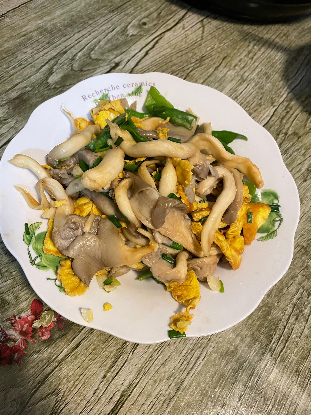 平菇青椒炒鸡蛋 好吃又营养的超快手家常菜