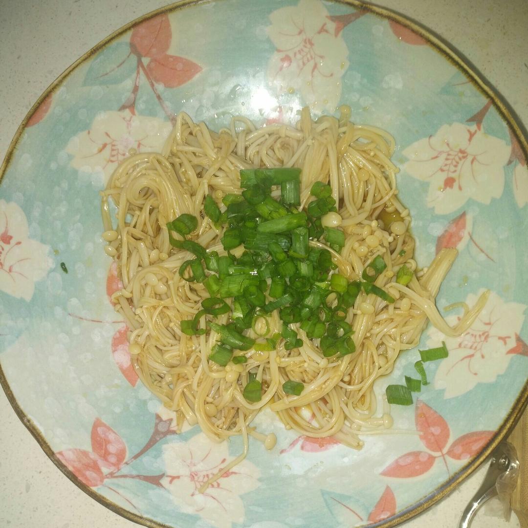 葱油金针菇——10分钟快手菜，你绝对不能错过的美味~