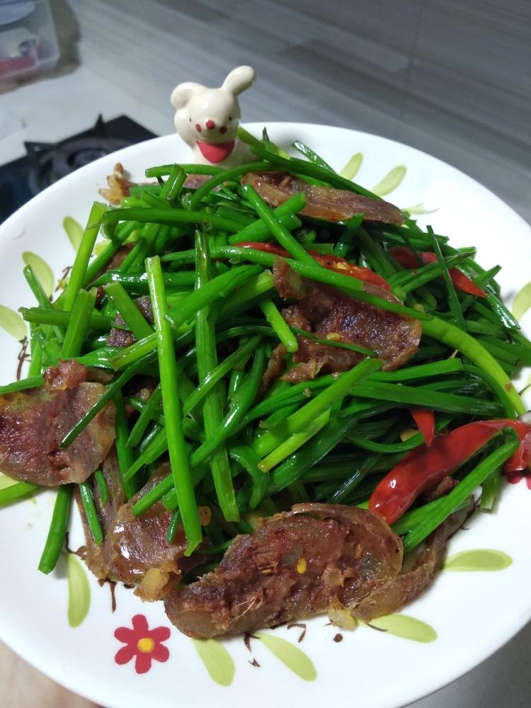 韭菜花炒香肠