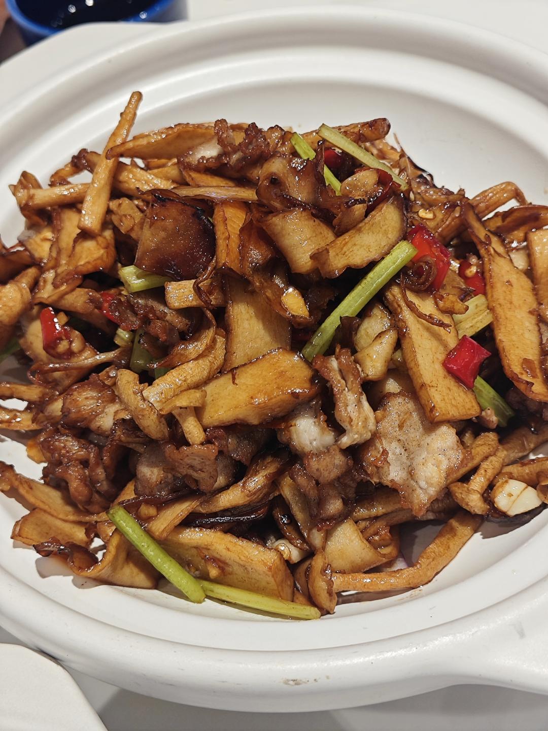 五花肉干锅茶树菇