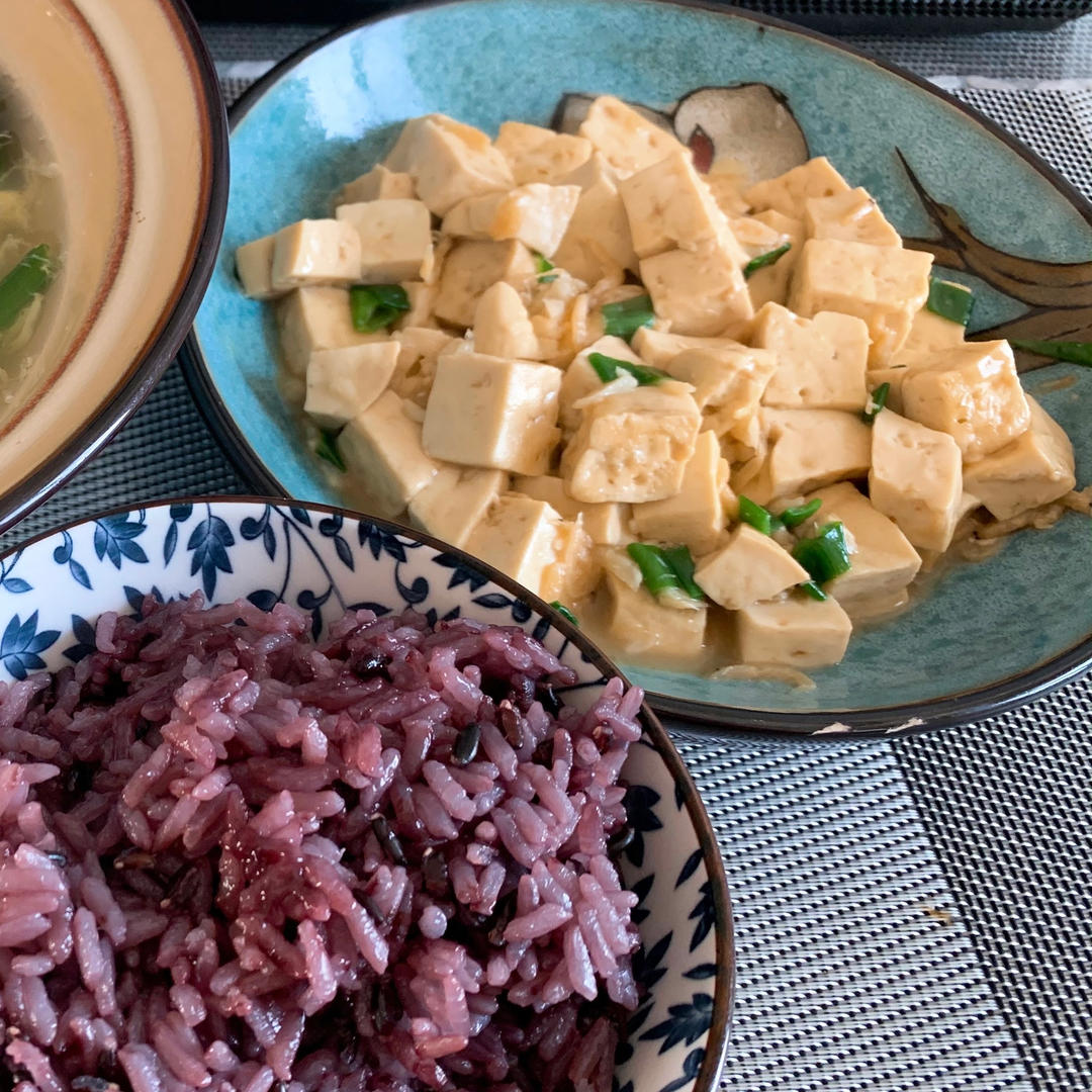 不放肉也超下饭的葱焖豆腐